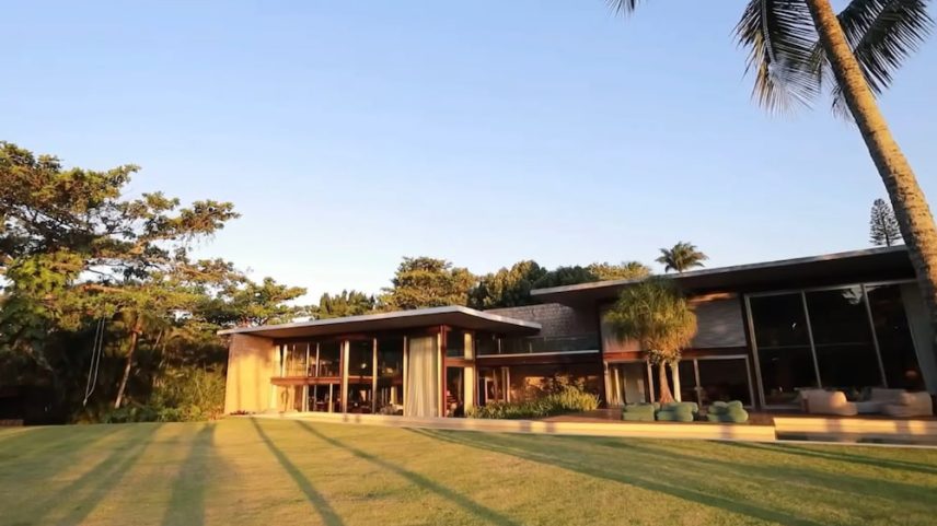 Construída em aço corten e pedra ao longo de mais de 20 anos, casa de Marcio Garcia no condomínio Joatinga ocupa terreno plano de 6.000 m²