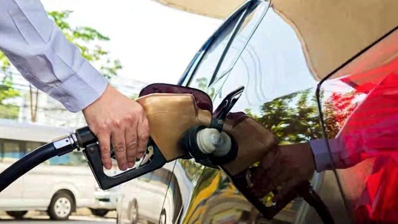 Abastecimento de veículo com gasolina: Brasil está no meio da lista