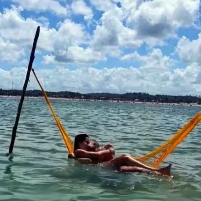 Jade Picon e André Lamoglia vivem momento romântico em dia de sol