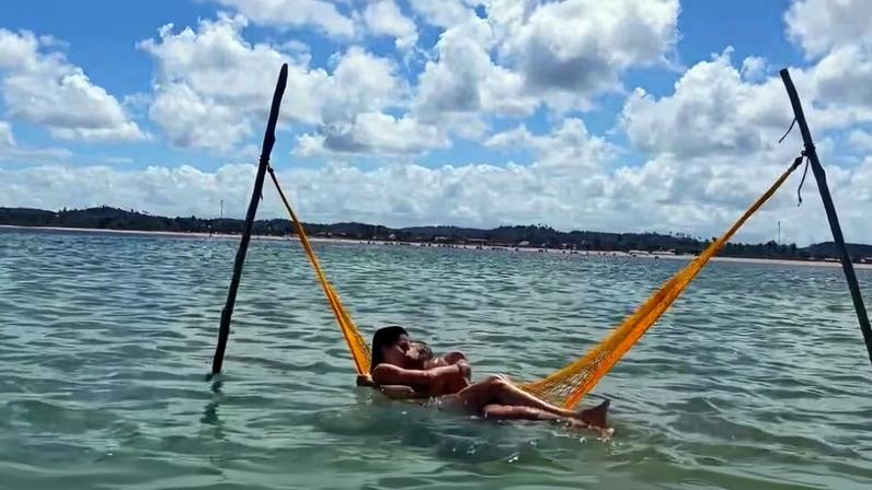 Jade Picon e André Lamoglia vivem momento romântico em dia de sol