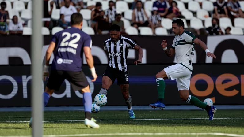Botafogo empata com o Coritiba em duelo de quatro gols no Nilton Santos