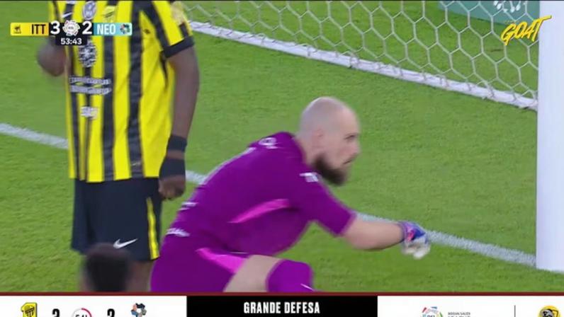 Empate 3-3 entre Al Ittihad e Neom SC com defesa de Rajkovic