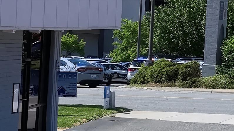 Viaturas próximas ao local onde dois adolescentes foram mortos a tiros em Winston-Salem, na Carolina do Norte, EUA