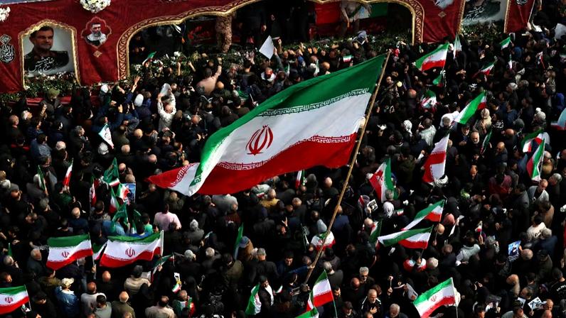 Pessoas comparecem ao funeral do comandante da Marinha da Guarda Revolucionária do Irã, Alireza Tangsiri