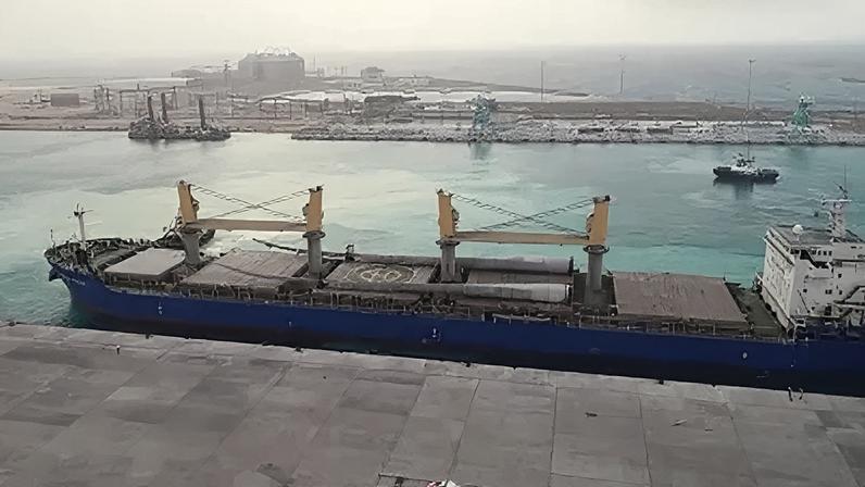 Navio atracado no porto Rei Abdullah, da Arábia Saudita