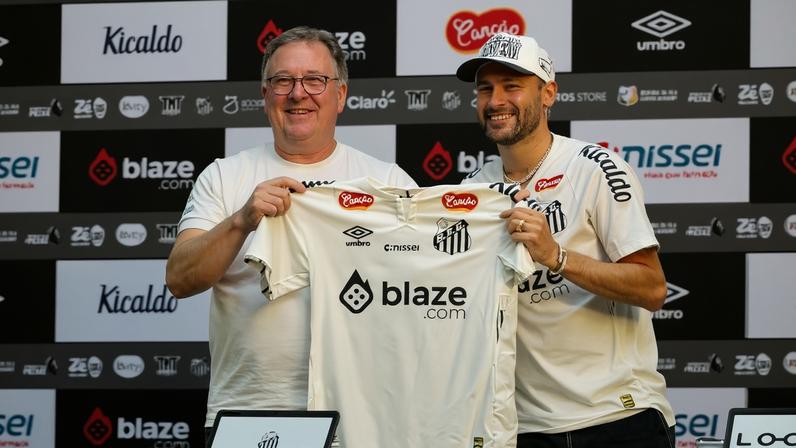 Neymar e o presidente do Santos, Marcelo Teixeira, na coletiva de apresentação do atacante. (Foto: Vinícius Harfush/Lance!)