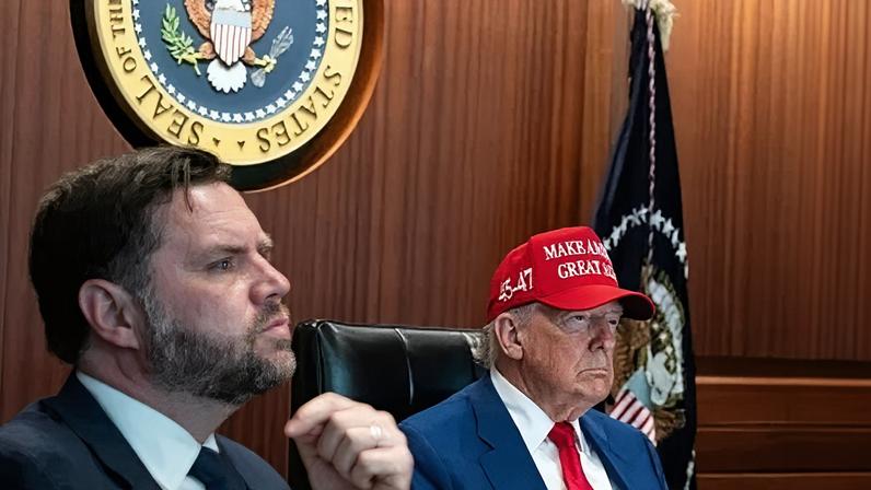 Vice-presidente, JD Vance, e o presidente, Trump, na Sala de Crise