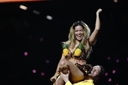 Karol G se apresenta no jogo da NFL em São Paulo