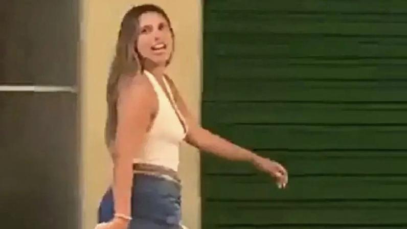 A turista argentina identificada como Agostina Paez, de 29 anos: acusada de racismo, terá que usar tronozeleira eletrônica (Redes sociais/Reprodução)