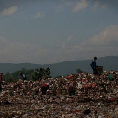 Na Indonésia, estudante transforma resíduos e mira reforma governamental