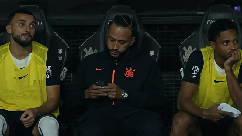 Memphis foi flagrado usando celular (Foto: Reprodução/ Cazé TV)