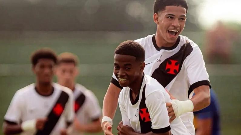 Andrey Fernandes e Juninho comemoram gol do Vasco (Foto: João Gabriel Alves/Vasco)