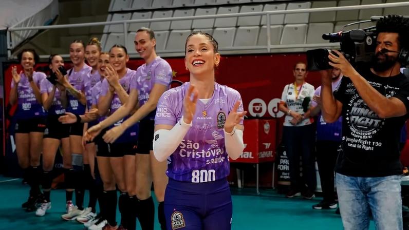 Camila Brait é ovacionada ao entrar em quadra para seu 800º jogo pelo Osasco (Foto: Carolina Oliveira/Osasco)