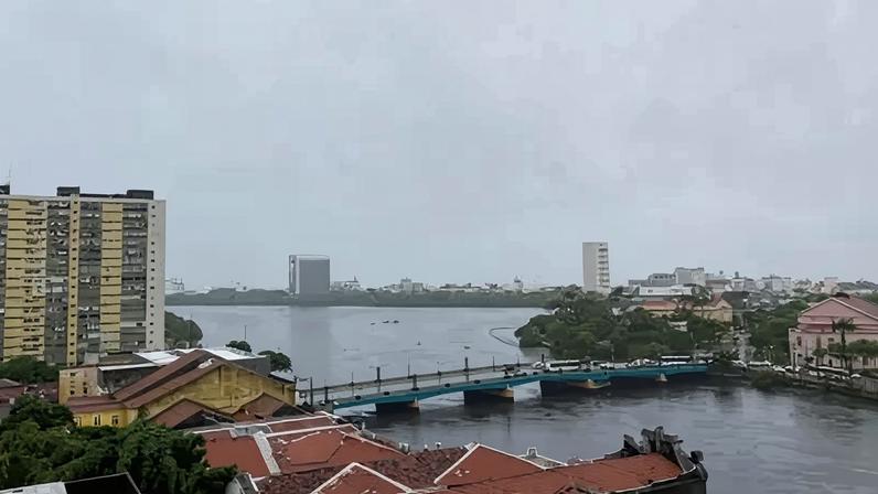 No Recife, a Defesa Civil recebeu 51 chamados nas últimas 24 horas, a maioria para instalação de lonas e realização de vistorias, sem registros de ocorrências graves