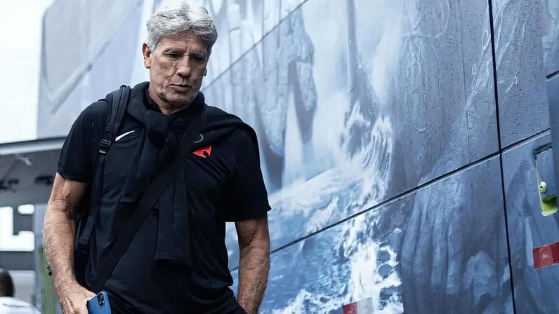 Renato Gaúcho no embarque do Vasco para Curitiba (Foto: Matheus Lima/Vasco)