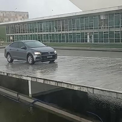 Carro invade rampa sob espelho d’água na Câmara para evitar chuva