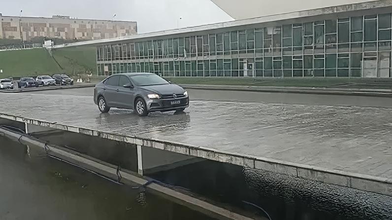 Carro invade rampa de pedestres da Câmara