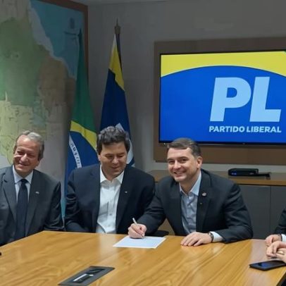 Relator da PEC da Segurança se filia ao PL com Flávio Bolsonaro