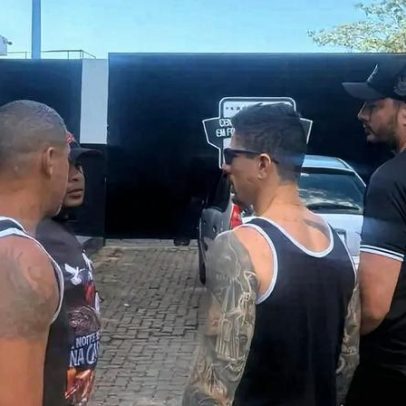 Torcedores pressionam jogadores do Corinthians durante protesto no CT
