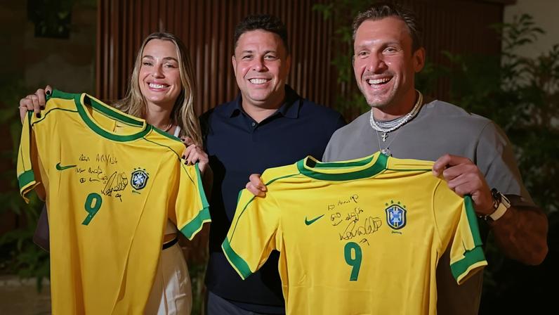 Sabalenka ganha camisas autografadas por Ronaldo e posta foto com ele