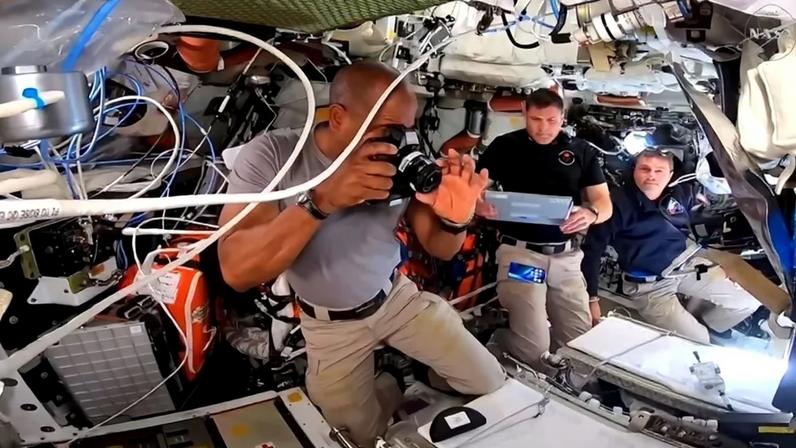 Victor Glover, Jeremy Hansen e Reid Wiseman trabalham juntos dentro da espaçonave Orion • Nasa