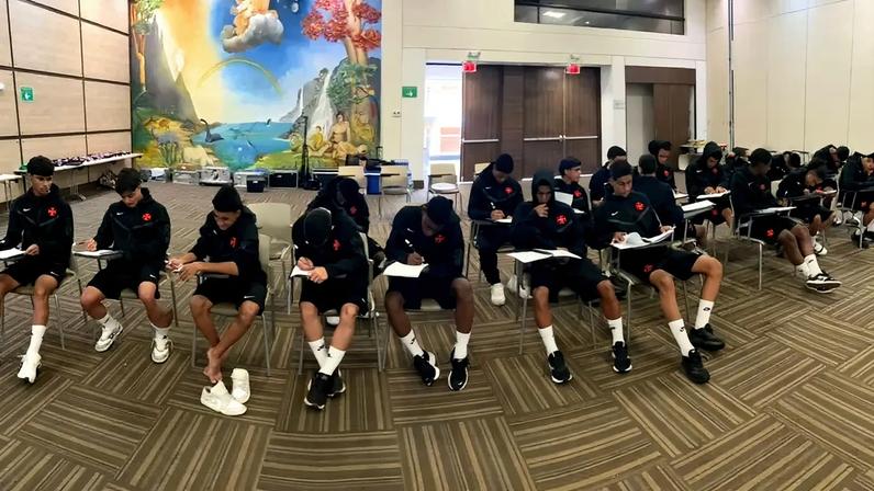 Jogadores da equipe sub-15 durante "momento escolar" na Colômbia (Foto: Divulgação/Vasco)