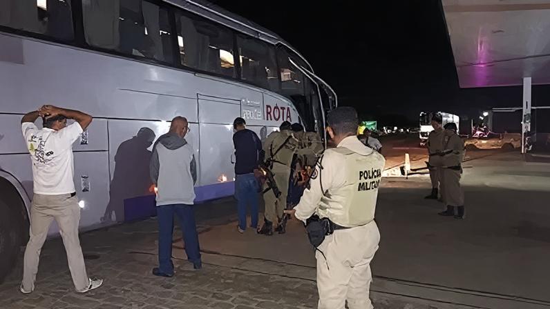 Foragido de GO ligado ao PCC é preso em ônibus ao tentar se esconder na BA