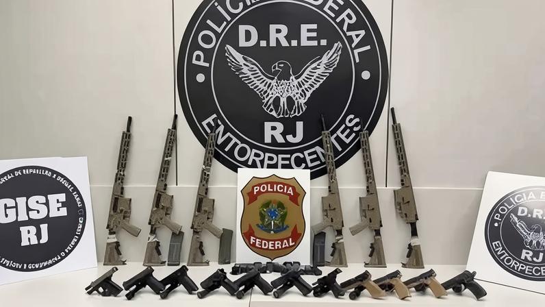Armamento foi encontrado em veículo durante abordagem da PF.