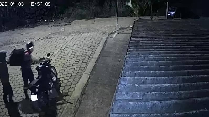 Imagens de câmeras de segurança registraram o entregador chegando de moto em um endereço; no entanto, ao estacionar o veículo, a vítima foi surpreendida pelo suspeito
