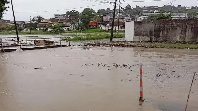 Chuva causou alagamento no bairro Ouro Preto, em Olinda, no Grande Recife