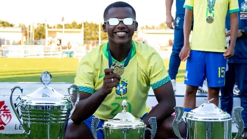 Jean Carlos, do Fluminense, comemora título da Seleção Brasileira (Foto: Divulgação)