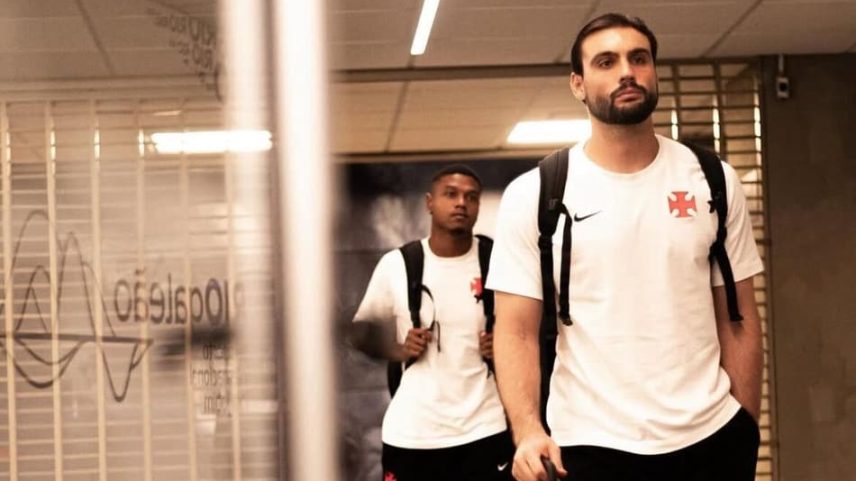 Fuzato e Matheus França no embarque do Vasco rumo a Argentina (Foto: Matheus Lima/Vasco)