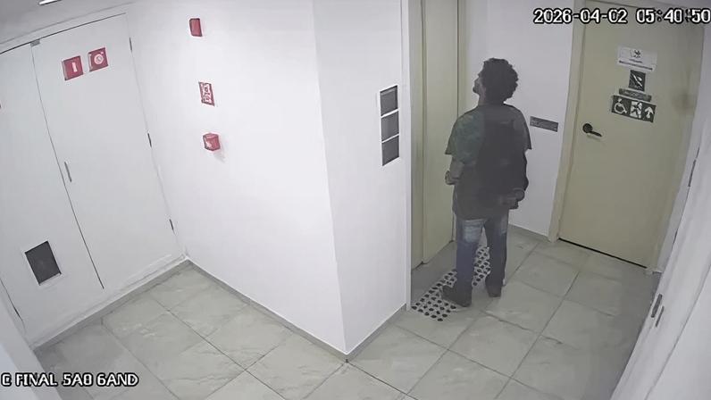 Imagem enviada por familiares mostra o momento que Kevyn Rodrigues deixa o prédio