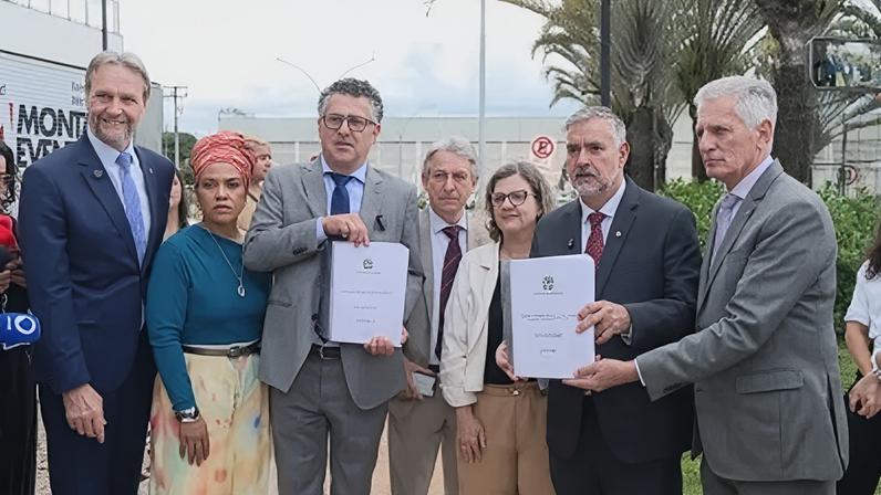 Parlamentares entregam relatório "da Maioria" da CPMI do Inss à PF