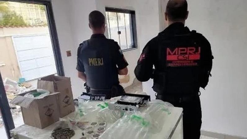 Armas, drogas e materiais apreendidos durante operação que investiga desvio de itens por policiais militares no Rio.