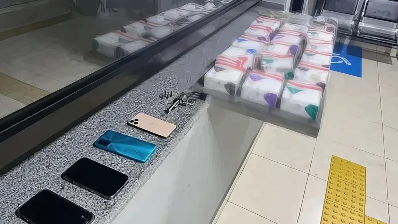 De acordo com o boletim de ocorrência, o bando invadiu a farmácia e rendeu três clientes e uma funcionária