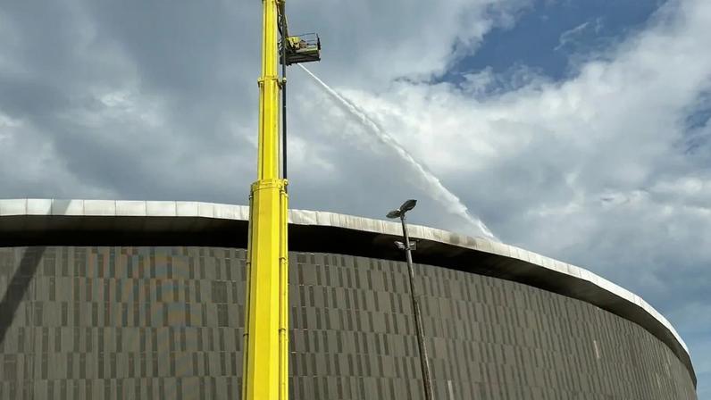 Telhado do Velódromo da Barra da Tijuca, no Rio de Janeiro, foi alvo de incêndio na madrugada desta quarta-feira.