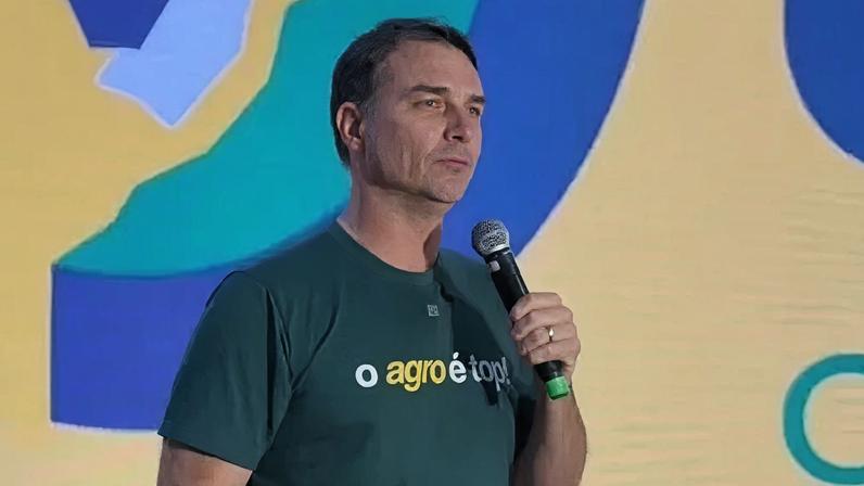 Flávio Bolsonaro durante abertura da Expgrande