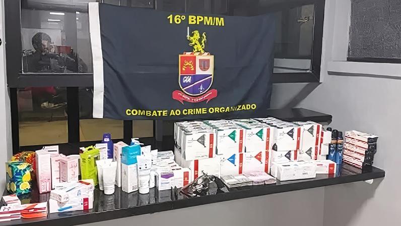 Casal é preso após roubar farmácia; um suspeito foi morto e outro está foragido
