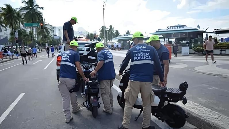 Agentes da Prefeitura do Rio realizam fiscalização e orientações a usuários de modais elétricos na orla da cidade durante operação educativa no fim de semana