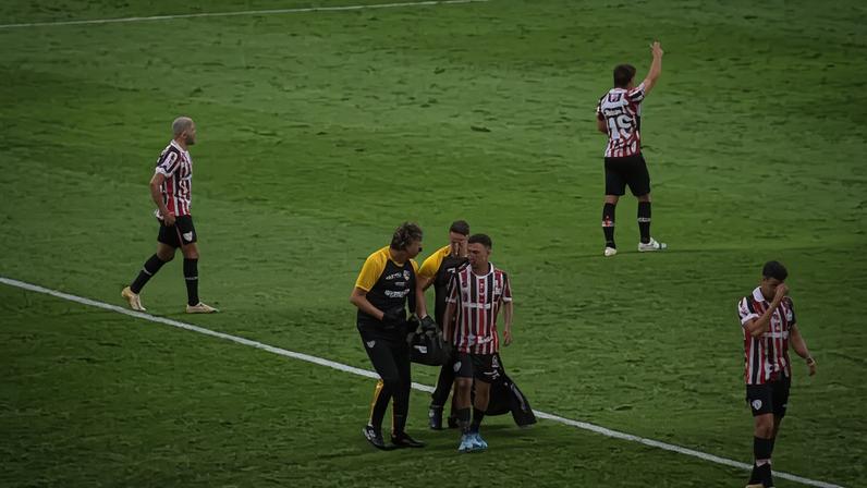 Marcos Antonio recebeu atendimento ainda em campo (Foto: Izabella Giannola/ Lance!)