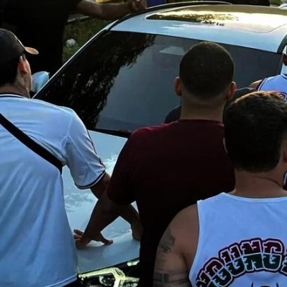 Torcedores do Fluminense cercam carros de atletas após derrota na Libertadores