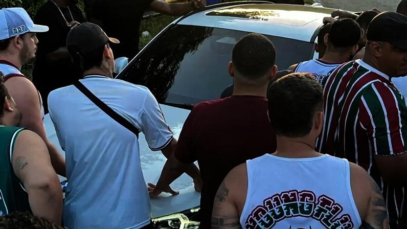 Torcedores protestam após derrota do Fluminense na Libertadores (Foto: Reprodução)