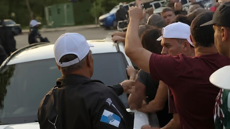 Torcedores protestam após derrota do Fluminense na Libertadores (Foto: Reprodução)