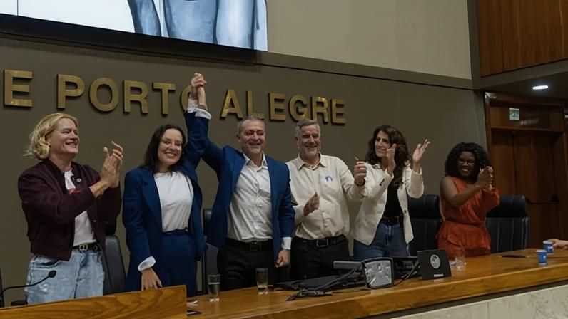 Juliana Brizola e Edegar Pretto durante anúncio como vice-governador da chapa na Câmara Municipal de Porto Alegre