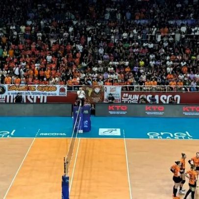Oscar Schmidt é homenageado na semifinal da Superliga Feminina