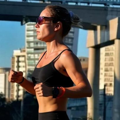 Triatleta brasileira morre durante etapa de natação em torneio nos EUA