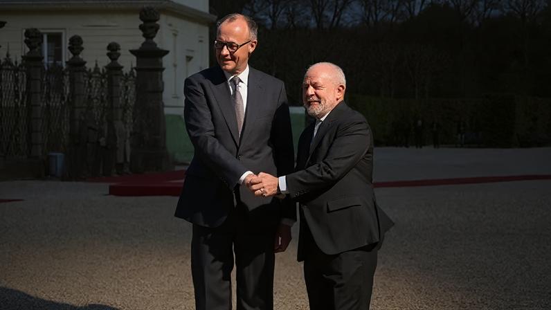 Presidnete Lula é recebido pelo chanceler alemão, Friedrich Merz