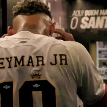 Neymar se pronuncia após polêmica com coçada na orelha