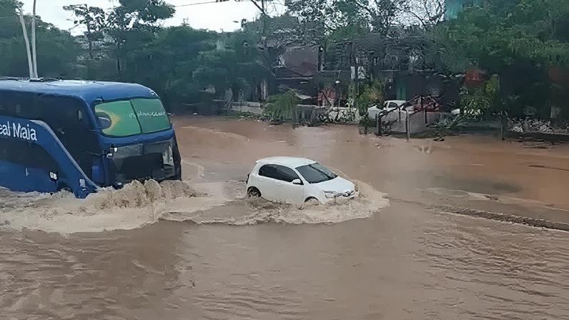 Fortes chuvas causaram alagamentos em diversos pontos da cidade